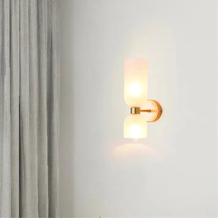 LumoSphere - Stilren Vegglampe med Dobbelt Glasshode for Eleganse Motelys