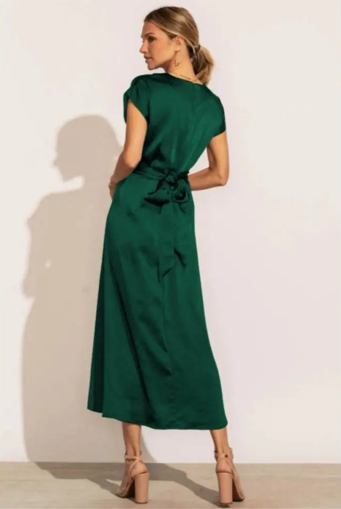 SilkStyle - Satengkjole på Tvers for Elegante Anledninger Motelys