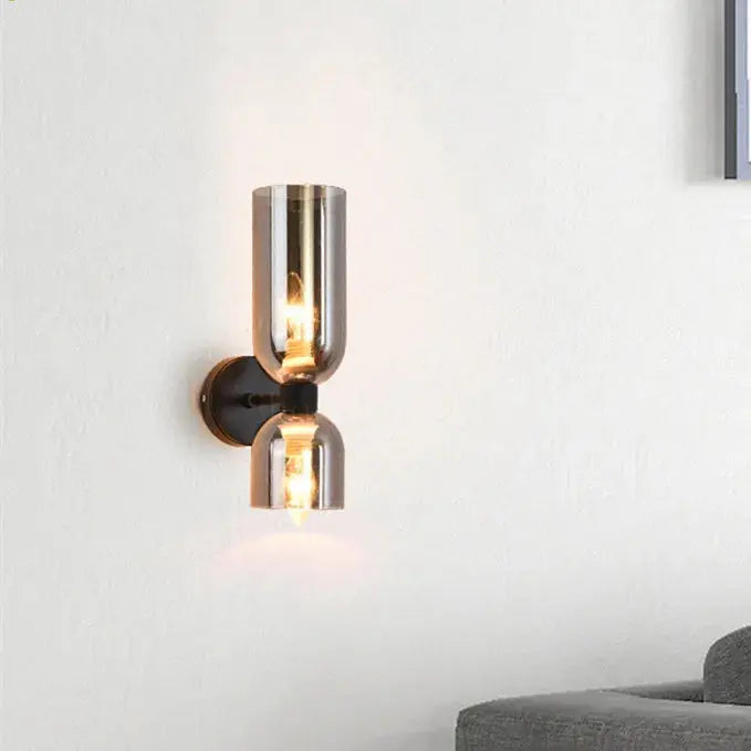 LumoSphere - Stilren Vegglampe med Dobbelt Glasshode for Eleganse Motelys