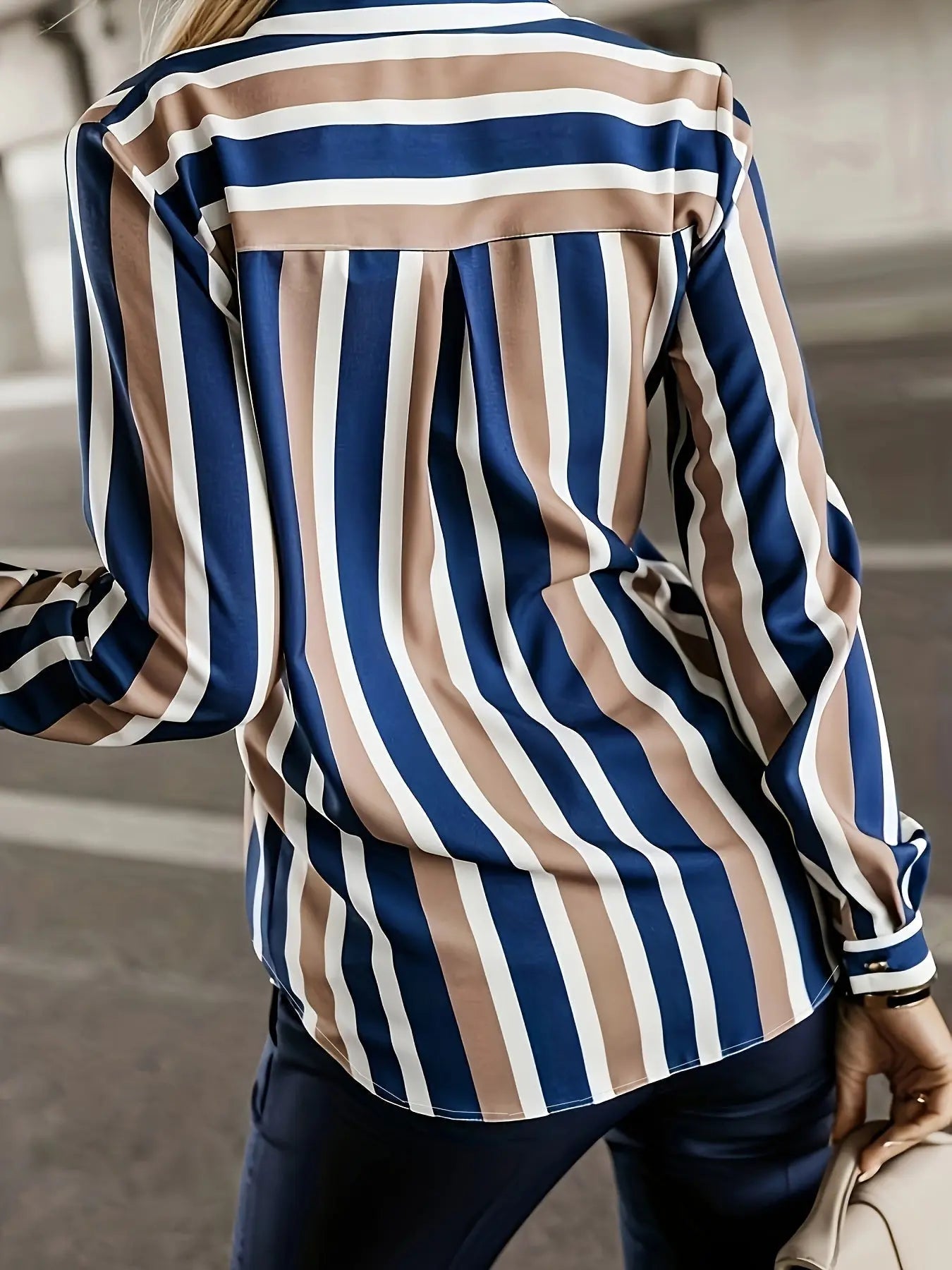 TrendyThreads - Stripete Skjorte med Knapper for En Uformell Stil Motelys