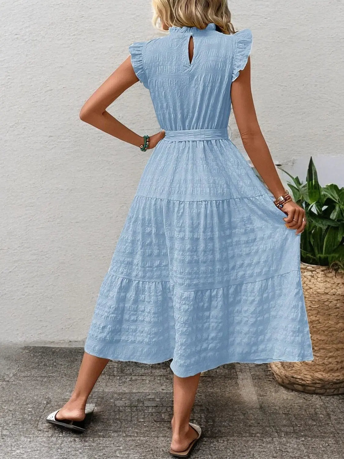 FashionFlow - Elegant Midikjole med Rufsete Ermer og Knytinger Motelys