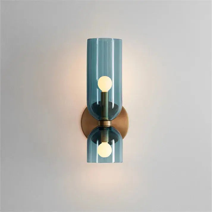 LumoSphere - Stilren Vegglampe med Dobbelt Glasshode for Eleganse Motelys