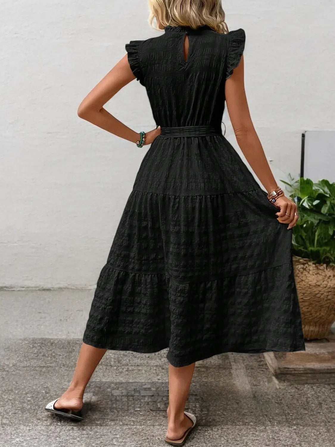 FashionFlow - Elegant Midikjole med Rufsete Ermer og Knytinger Motelys