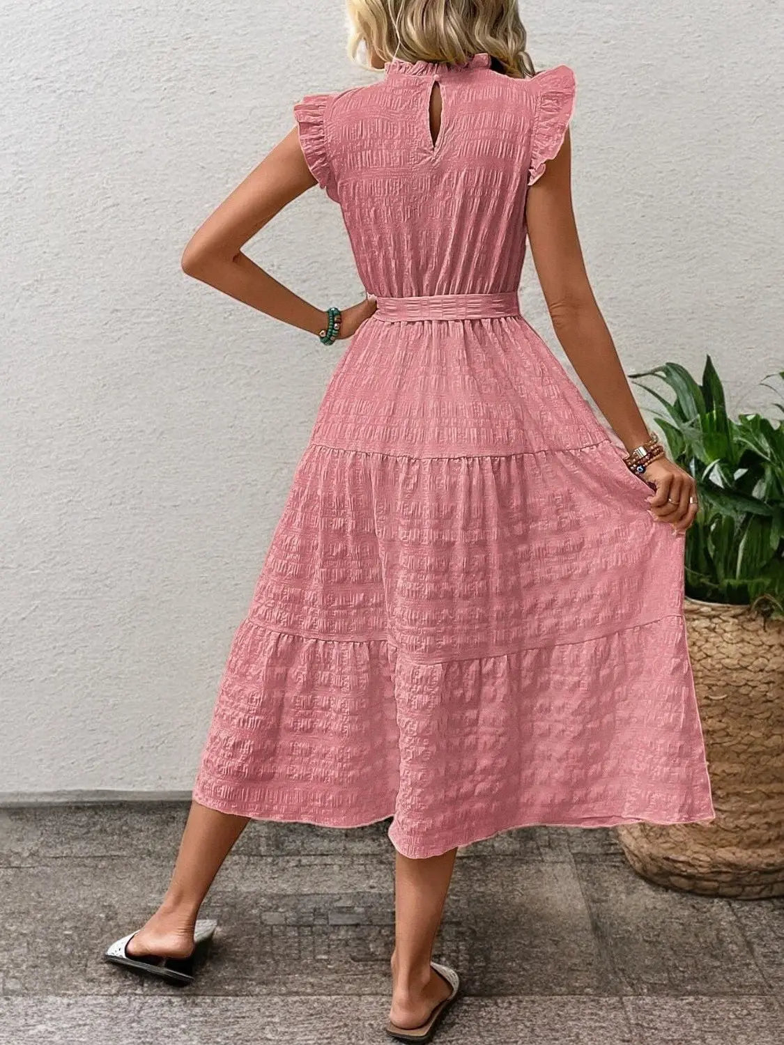 FashionFlow - Elegant Midikjole med Rufsete Ermer og Knytinger Motelys
