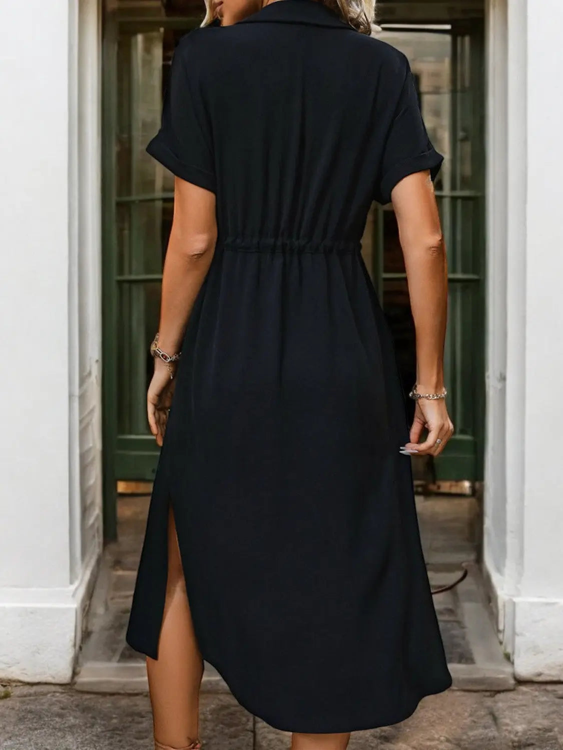 StyleVibe - Chic Midikjole med Knapper og Sliss i Siden Motelys