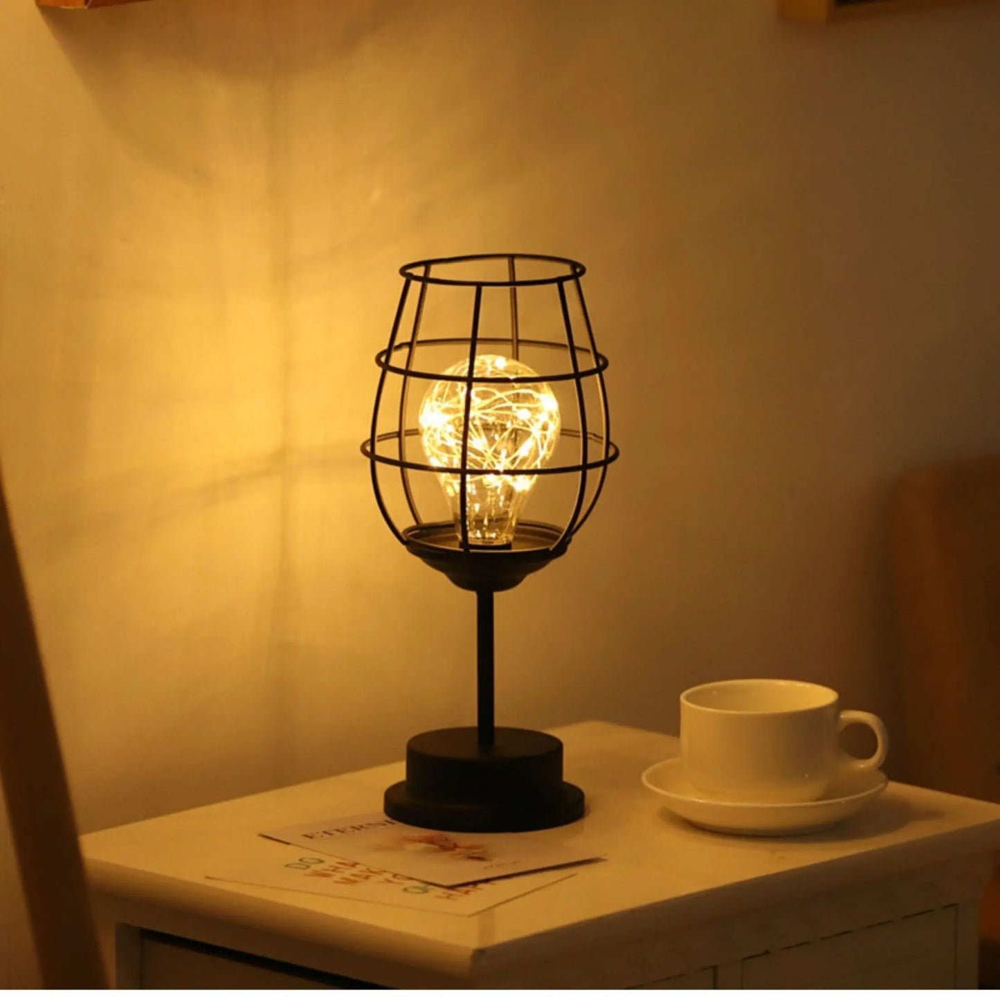 LuxeLight - Elegant Bordlampe for Stilig Belysning i Hjemmet Motelys