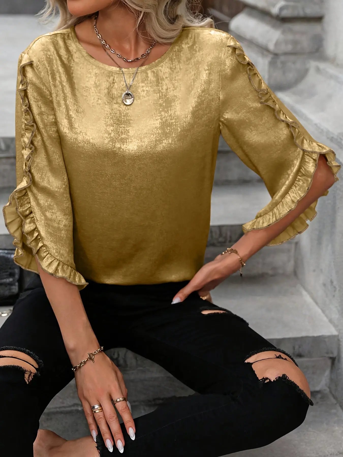 ChicGlimmer - Elegant Halvermet Bluse med Volanger i Gull Motelys