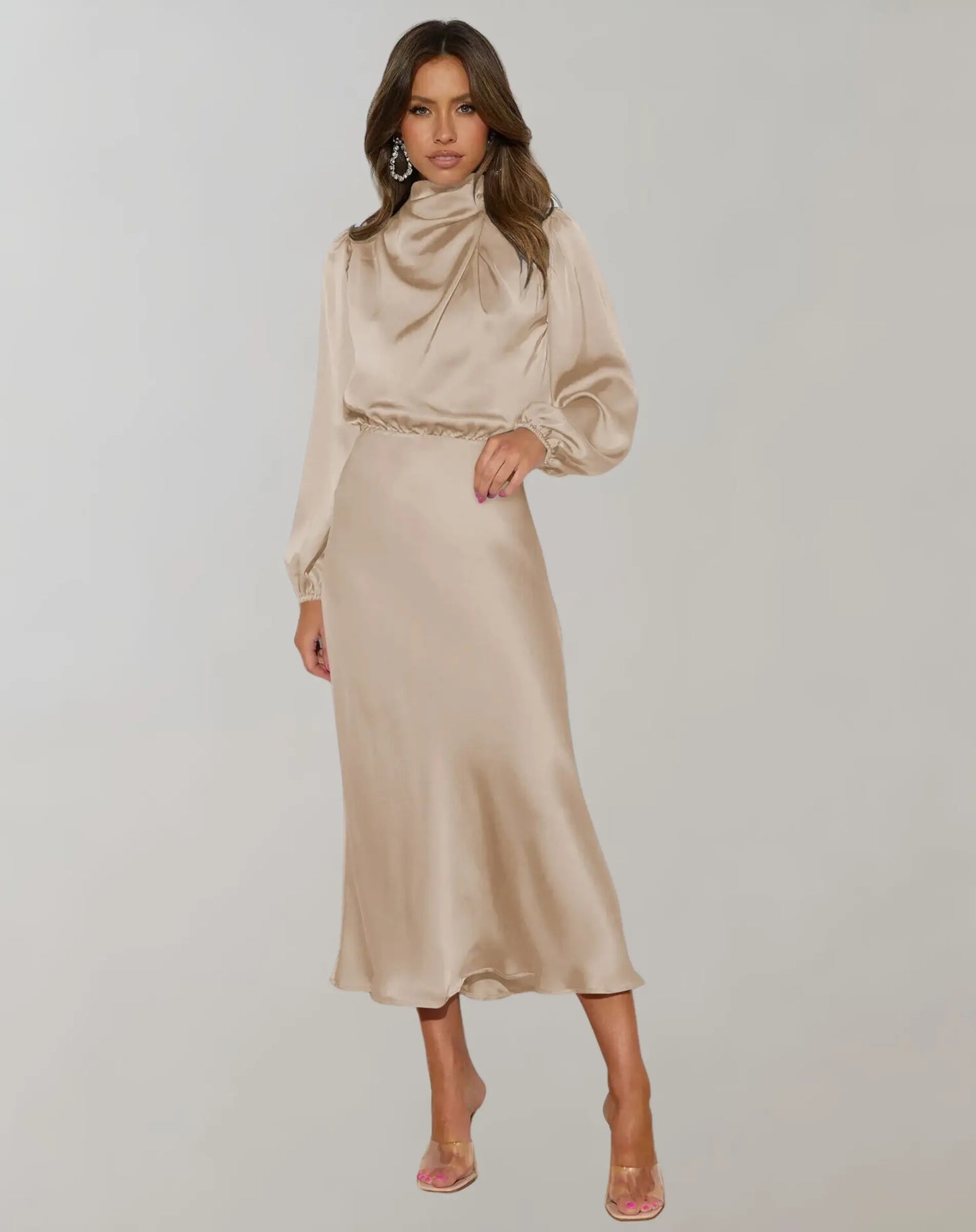 GlamStyle - Elegant Satengkjole med Lange Ermer for Spesielle Anledninger Motelys