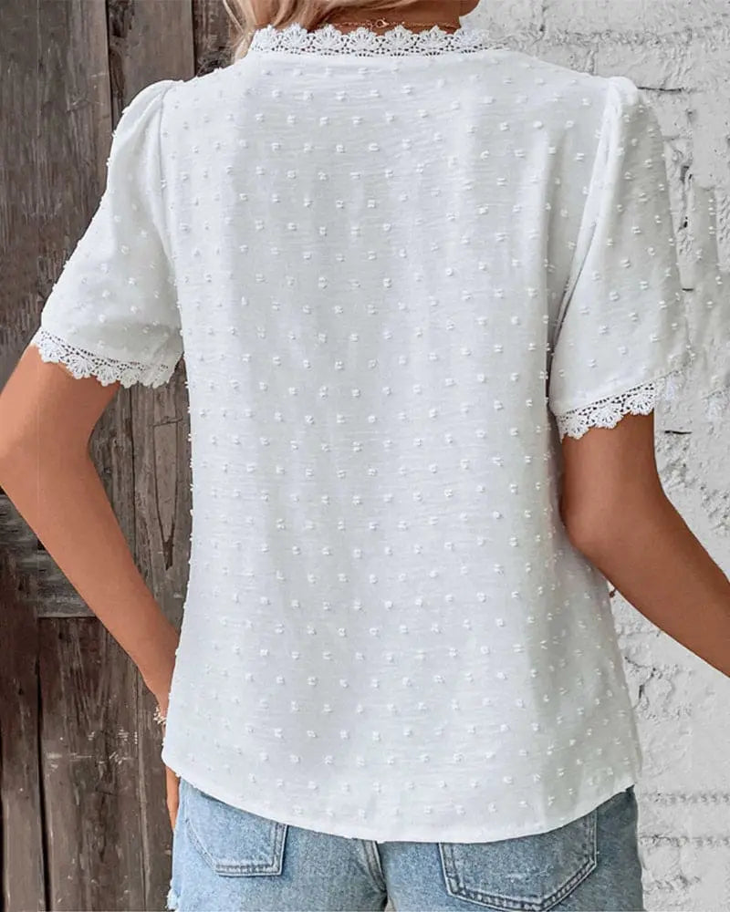 EleganceWear - Bluse med V-hals og Blonder og Korte Ermer for En Feminin Stil Motelys