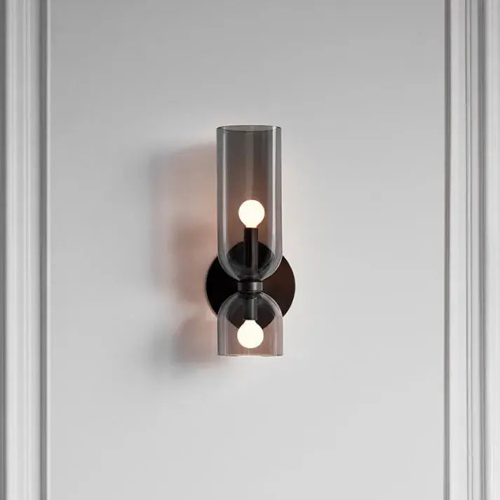 LumoSphere - Stilren Vegglampe med Dobbelt Glasshode for Eleganse Motelys