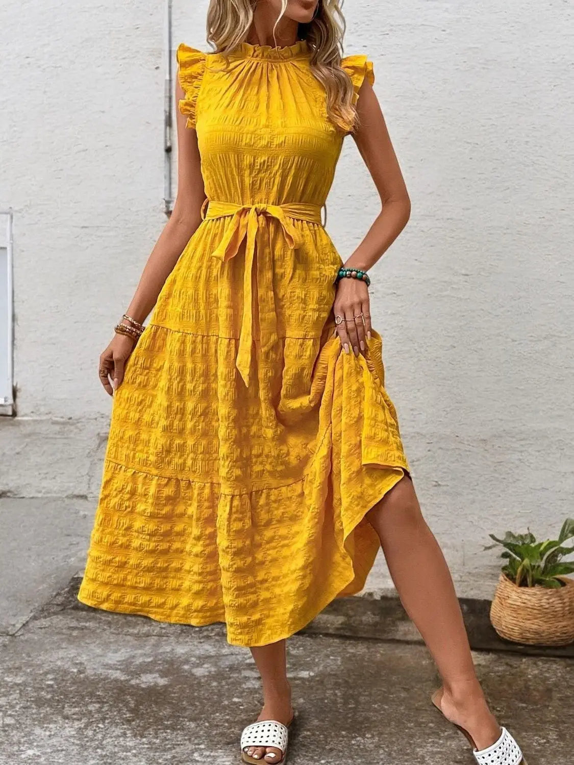 FashionFlow - Elegant Midikjole med Rufsete Ermer og Knytinger Motelys