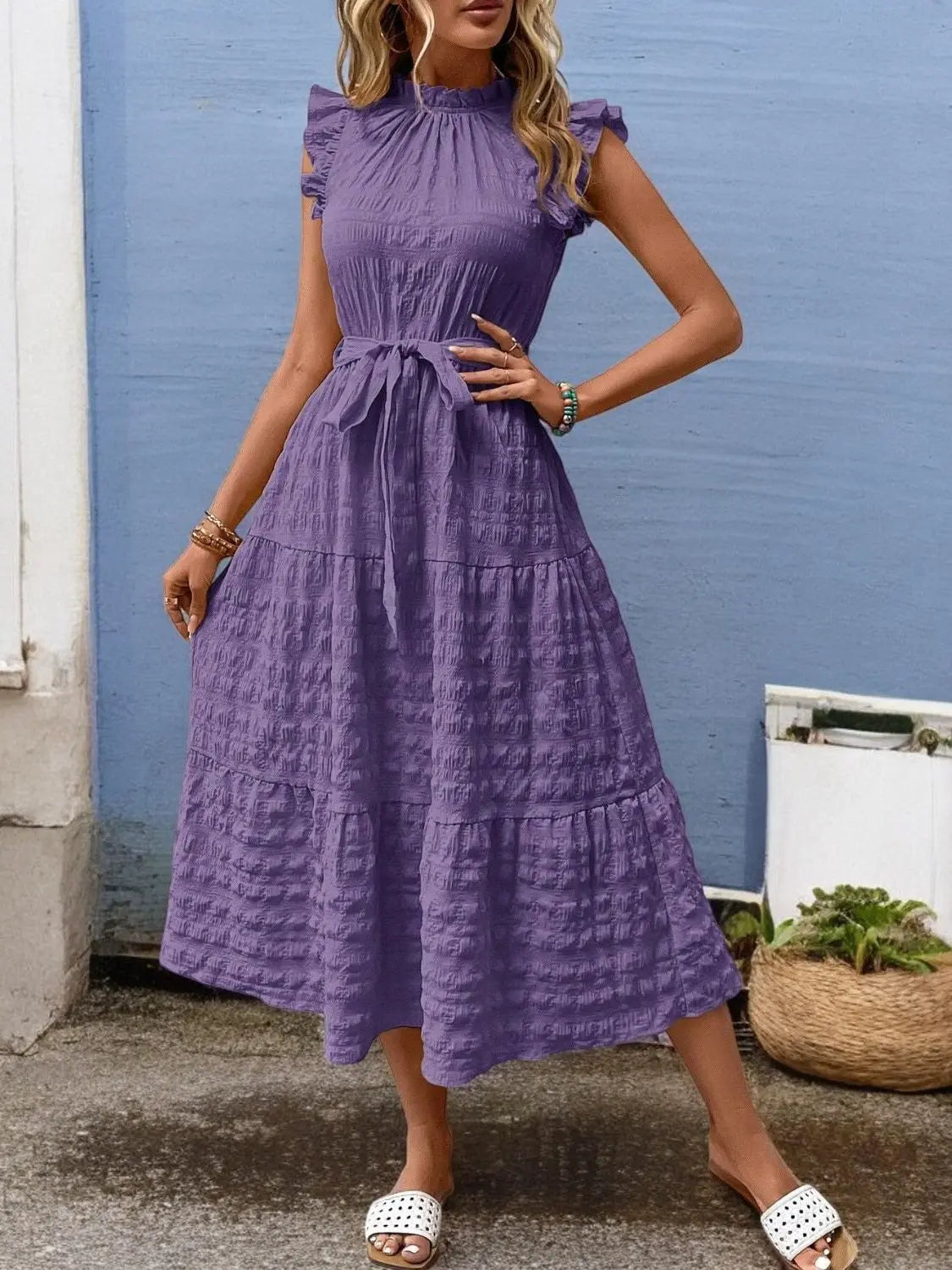 FashionFlow - Elegant Midikjole med Rufsete Ermer og Knytinger Motelys