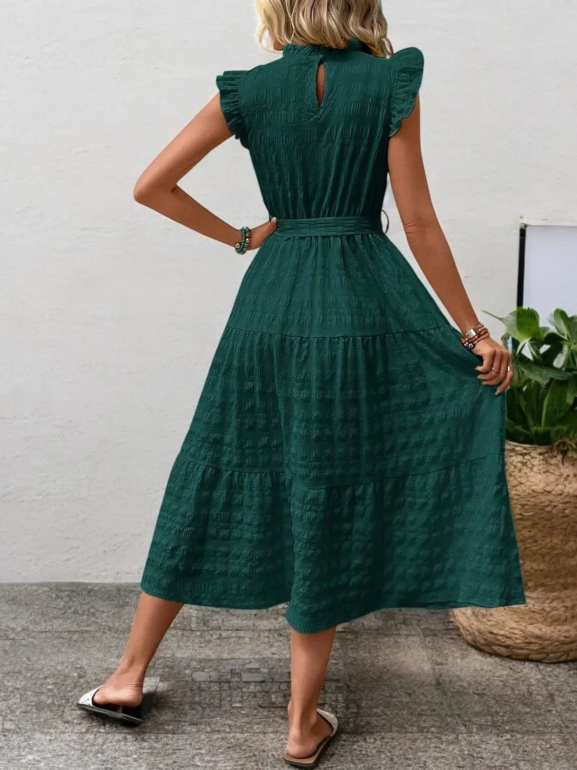 FashionFlow - Elegant Midikjole med Rufsete Ermer og Knytinger Motelys