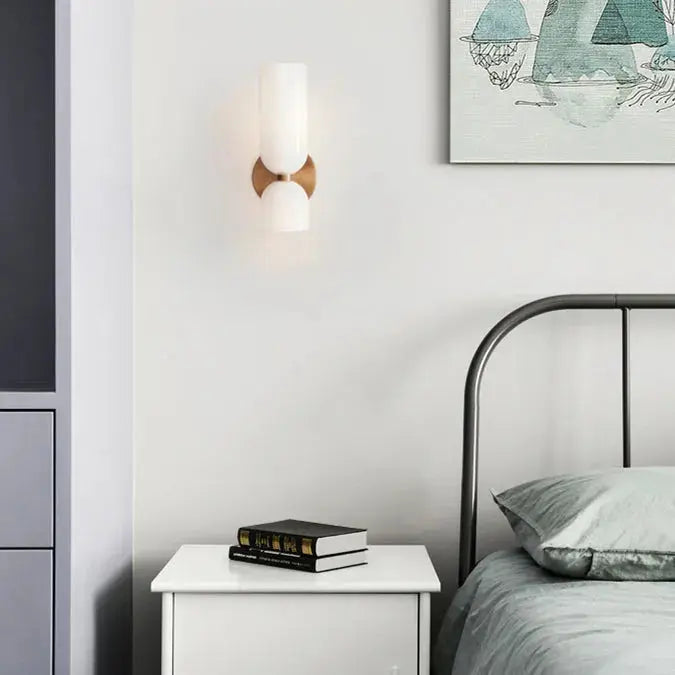 LumoSphere - Stilren Vegglampe med Dobbelt Glasshode for Eleganse Motelys