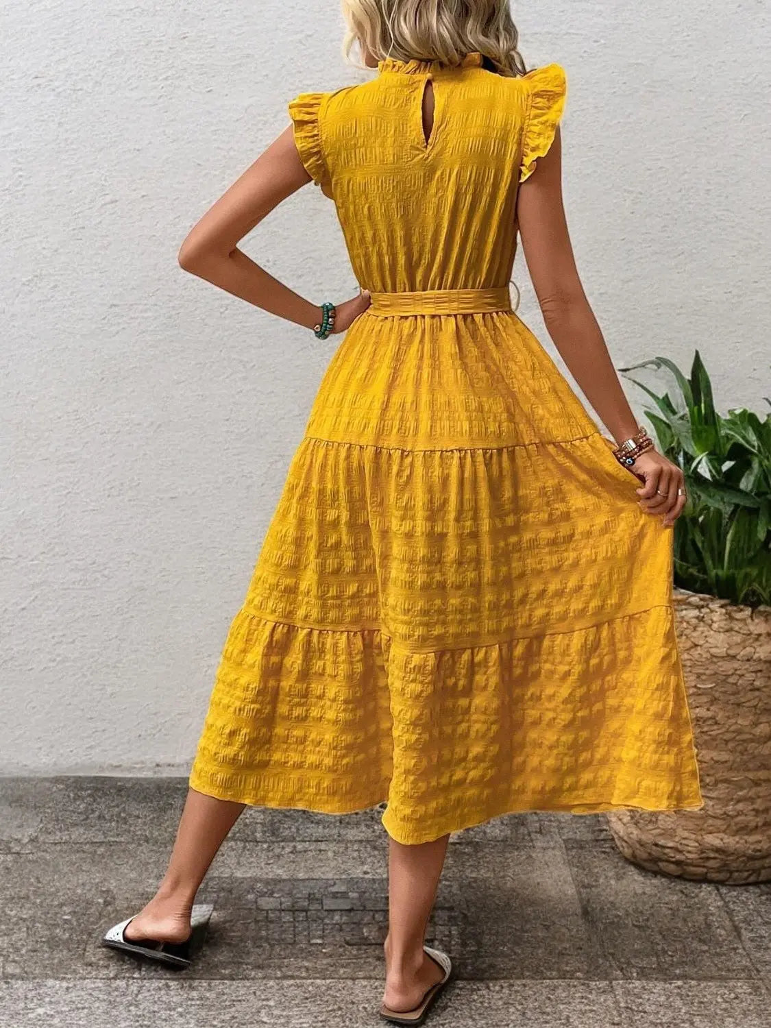 FashionFlow - Elegant Midikjole med Rufsete Ermer og Knytinger Motelys