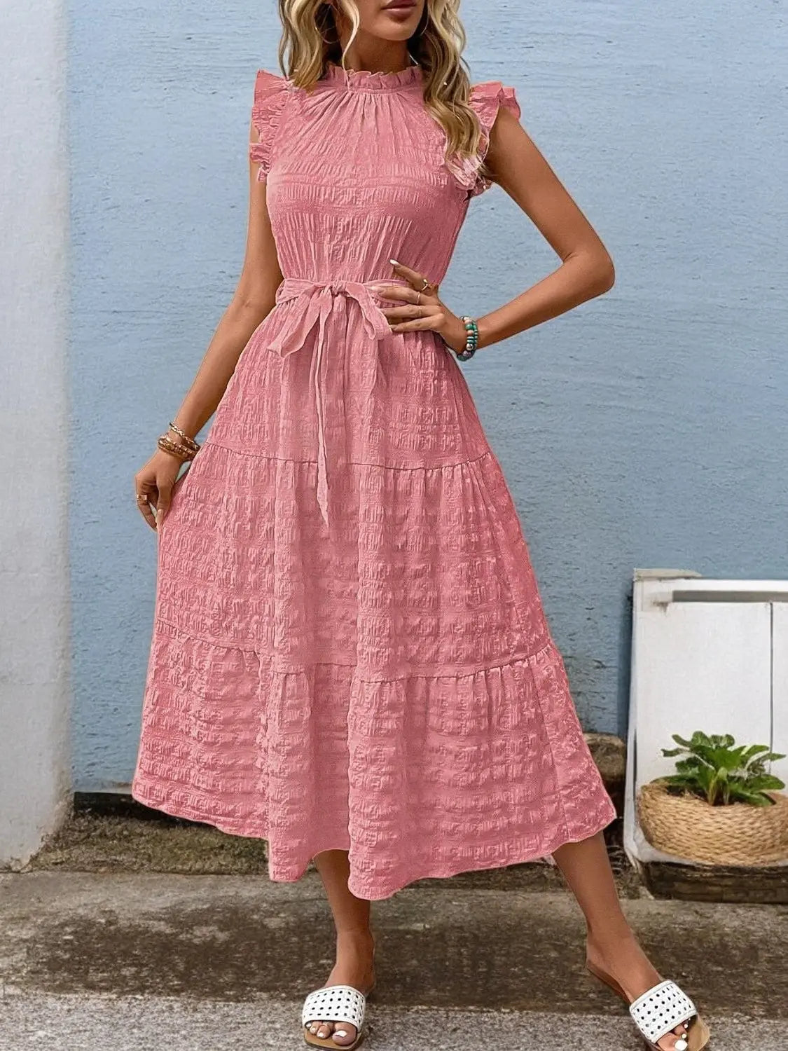 FashionFlow - Elegant Midikjole med Rufsete Ermer og Knytinger Motelys