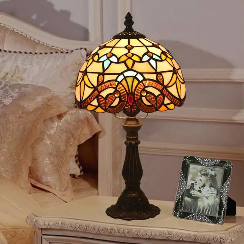 GlassArt - Elegant Lampe i Farget Glass med Blylinjer for Unik Stil Motelys
