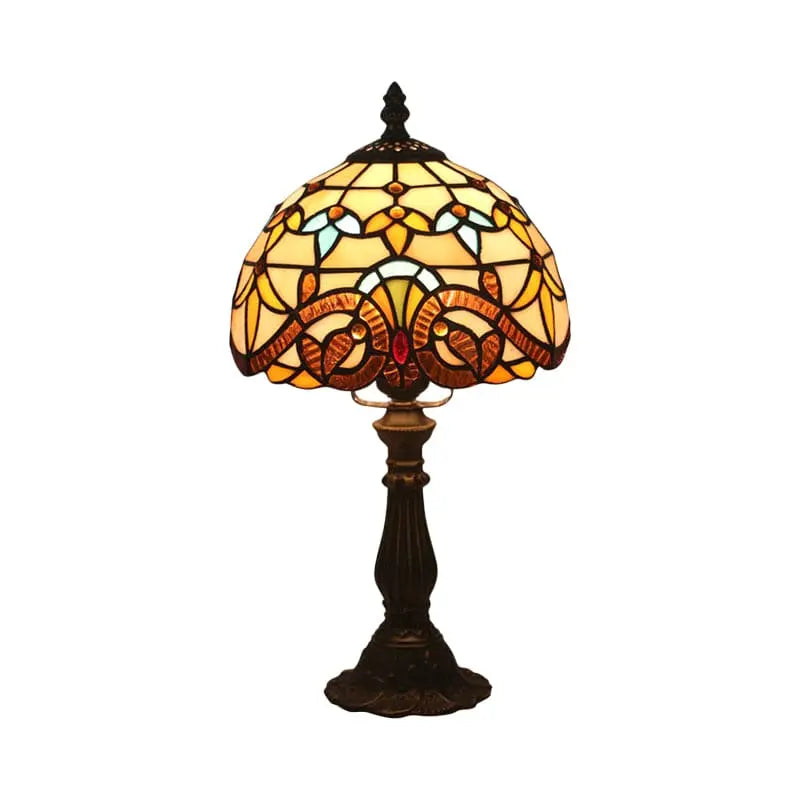 GlassArt - Elegant Lampe i Farget Glass med Blylinjer for Unik Stil Motelys