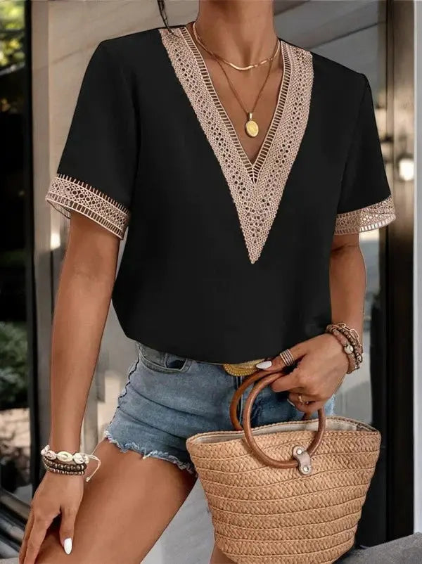 ChicVibes - Sommertopp med Heklet V-utringning for Trendy Stil Motelys