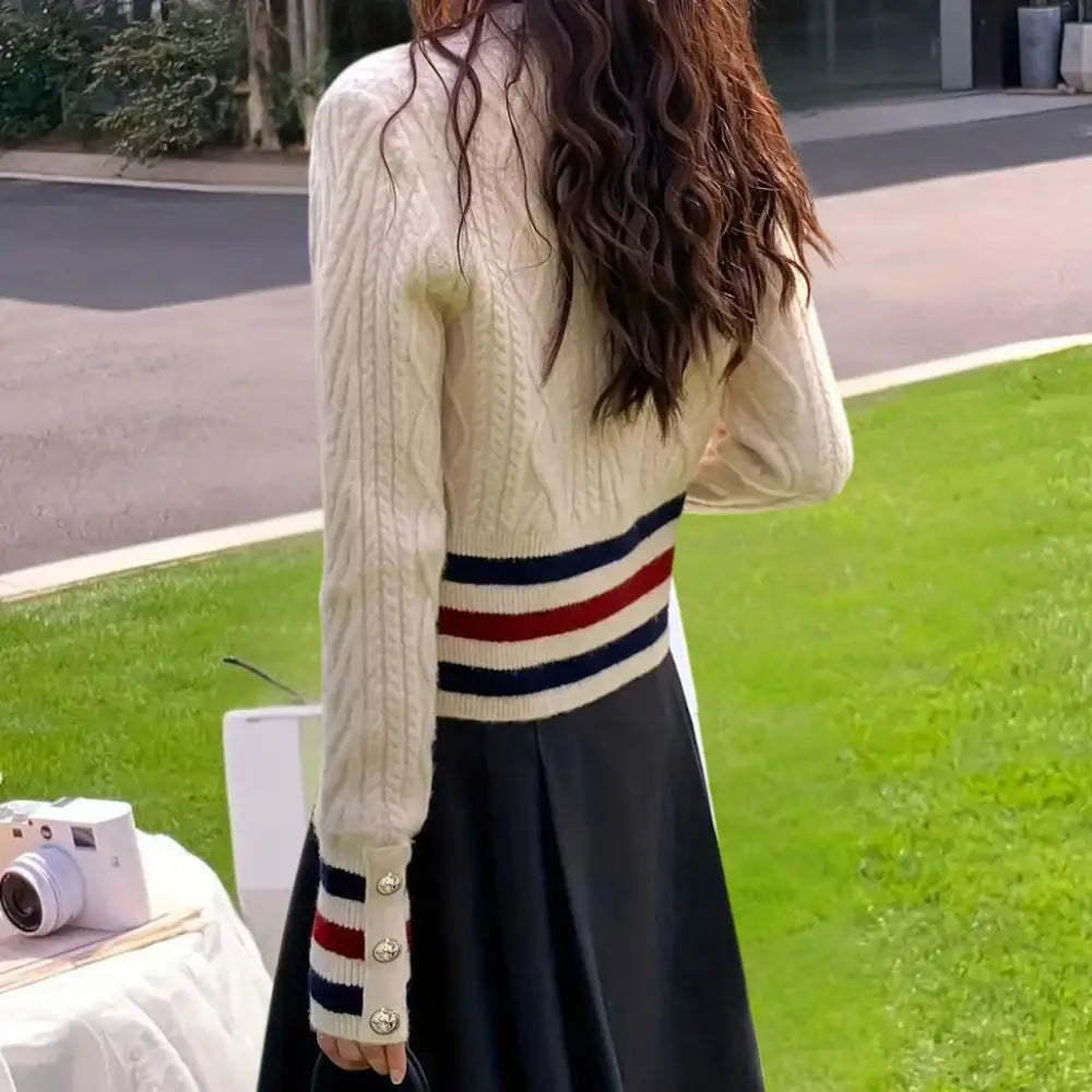 ChicWave - Stripete Dame-Cardigan Med V-Hals for Enestående Stil Motelys