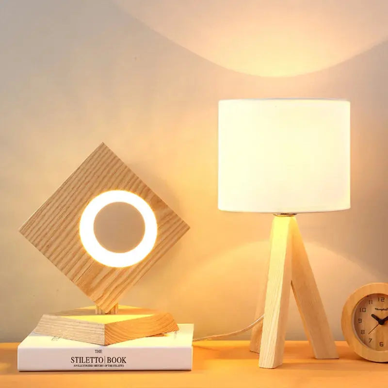 WoodLight - Moderne Bordlampe i Tre for Hjemmet Motelys