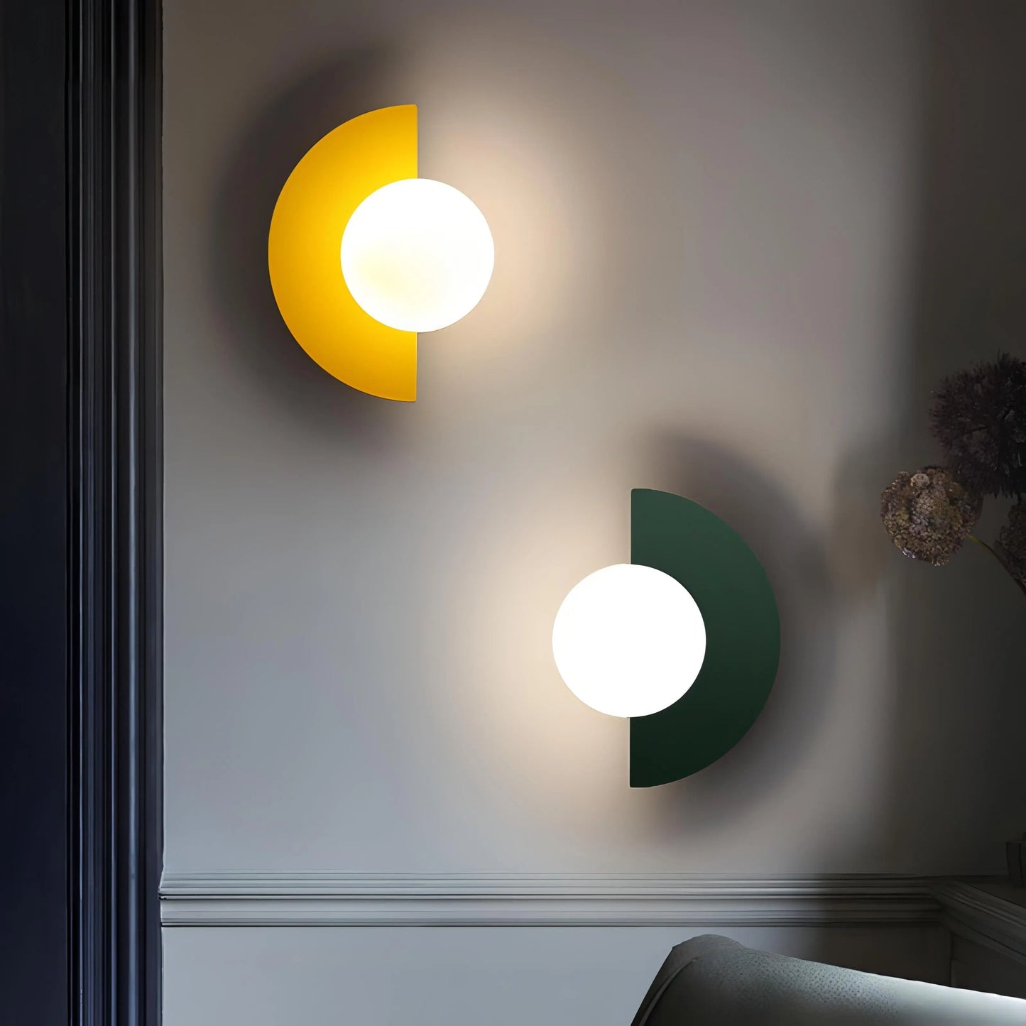 LunaGlow - Stilren Halvsirkelformet Vegglampe for Moderne Rom Motelys