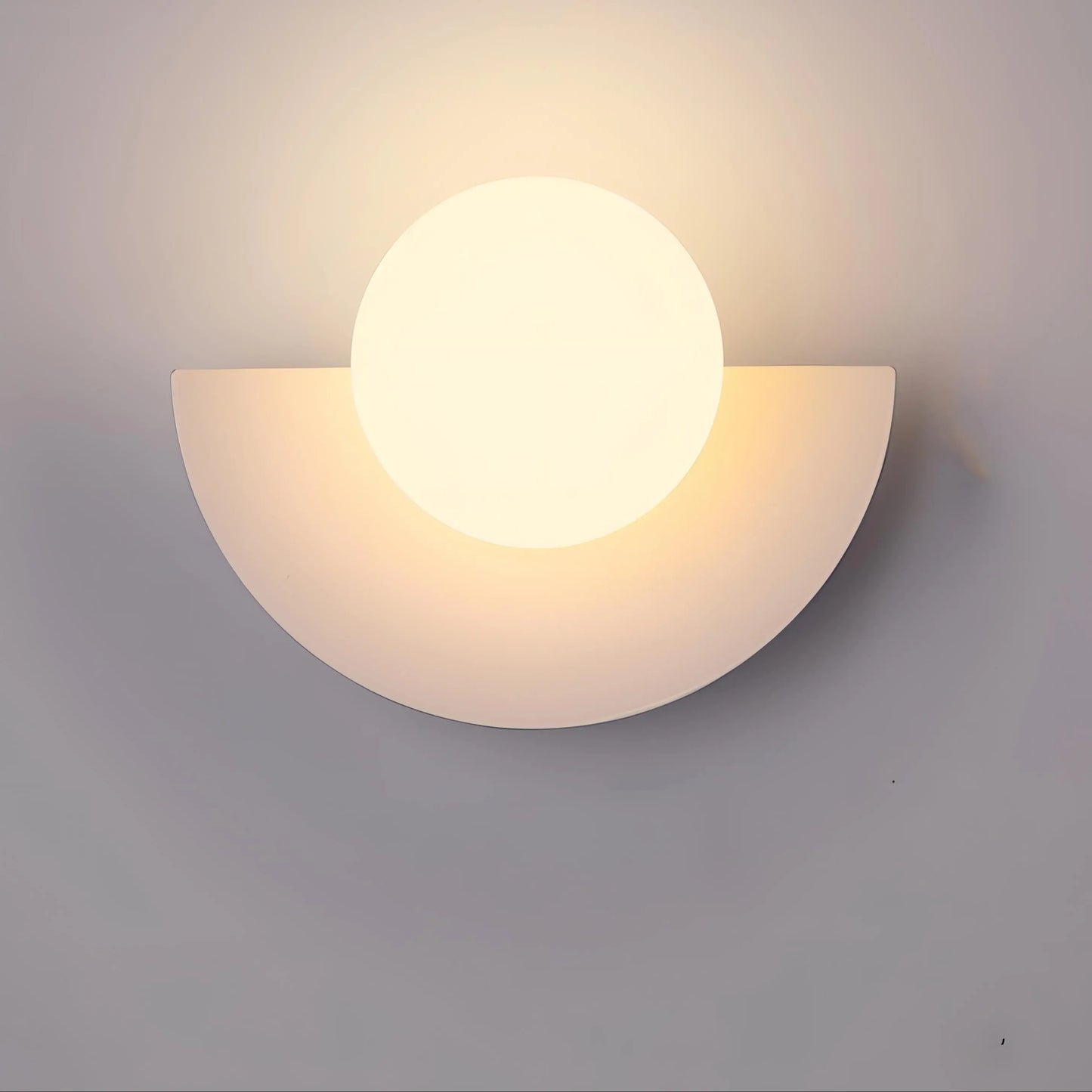 LunaGlow - Stilren Halvsirkelformet Vegglampe for Moderne Rom Motelys