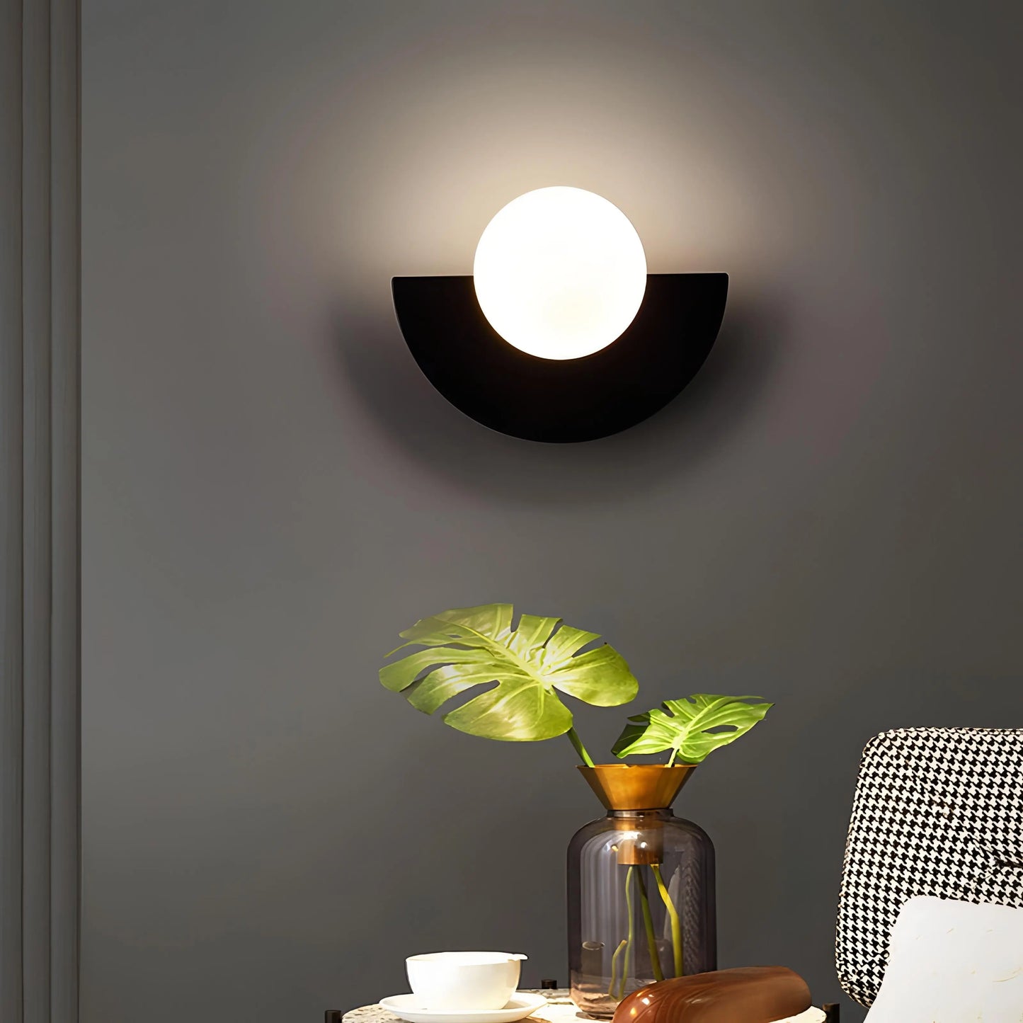 LunaGlow - Stilren Halvsirkelformet Vegglampe for Moderne Rom Motelys