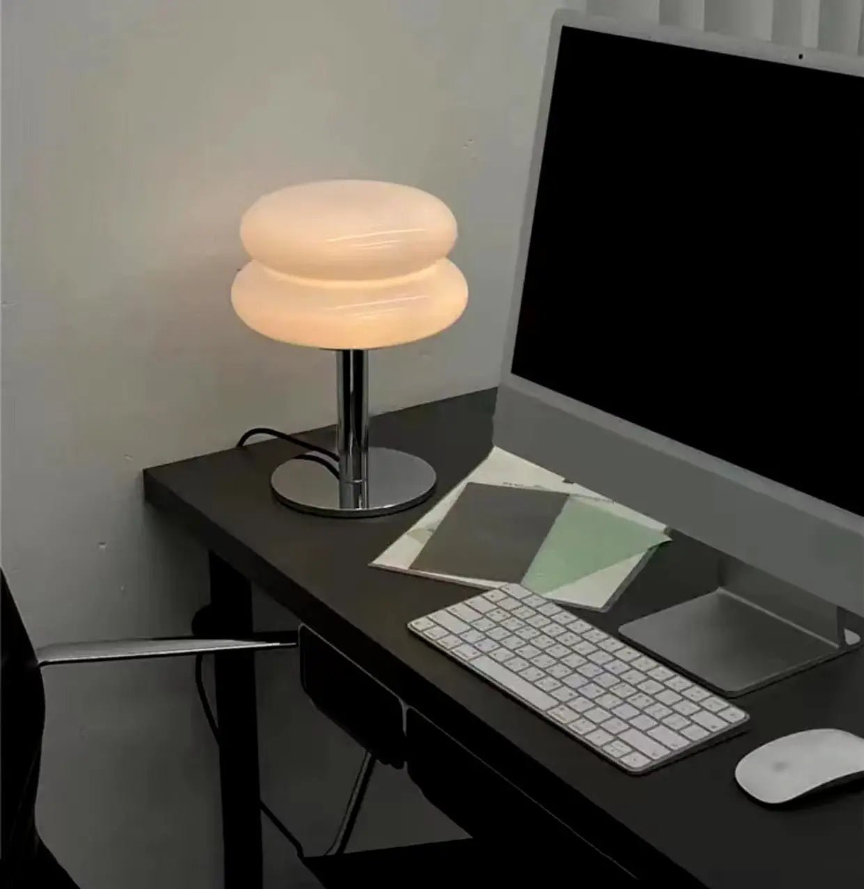 Moderne bordlampe Motelys