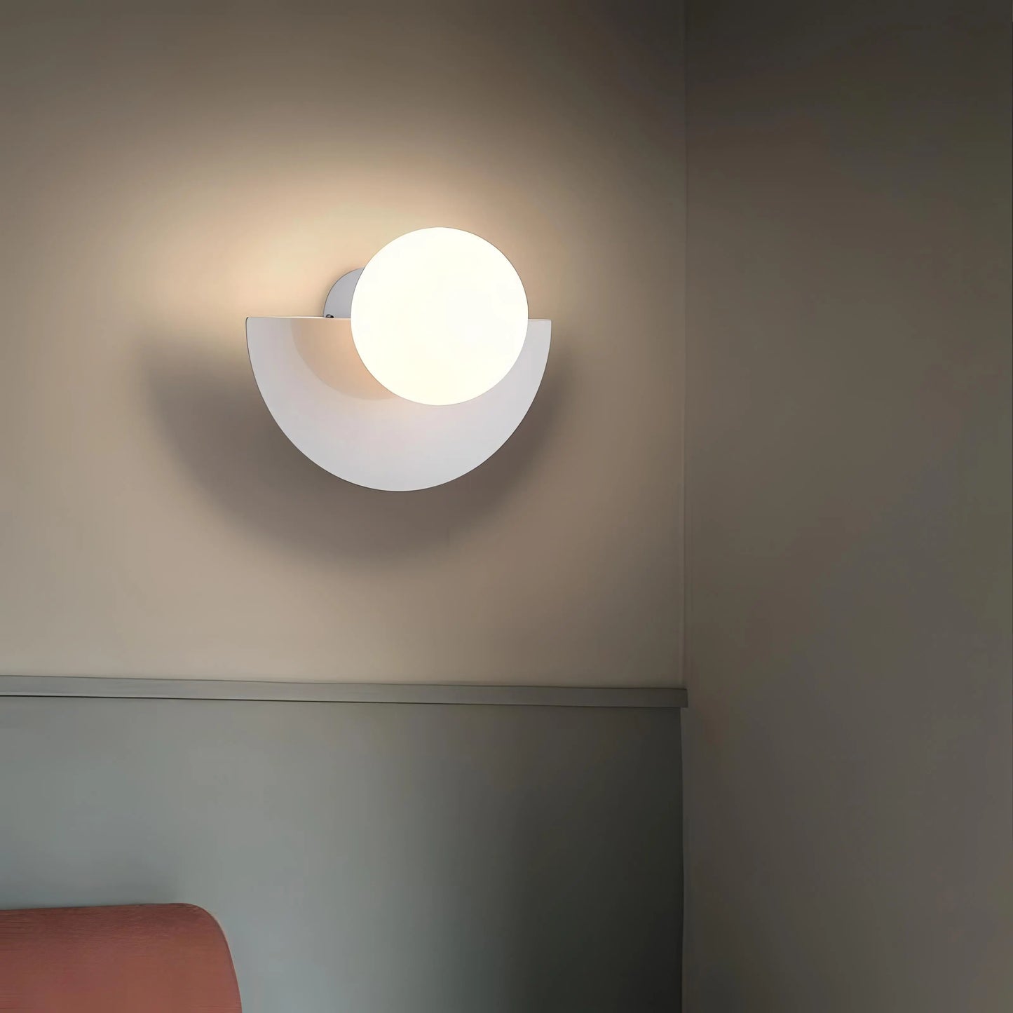 LunaGlow - Stilren Halvsirkelformet Vegglampe for Moderne Rom Motelys