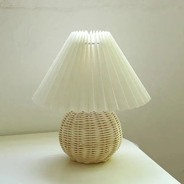 PlisseLuxe - Elegant Bordlampe med Plisseringer for Ditt Hjem Motelys
