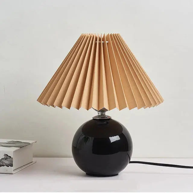 PlisseLuxe - Elegant Bordlampe med Plisseringer for Ditt Hjem Motelys