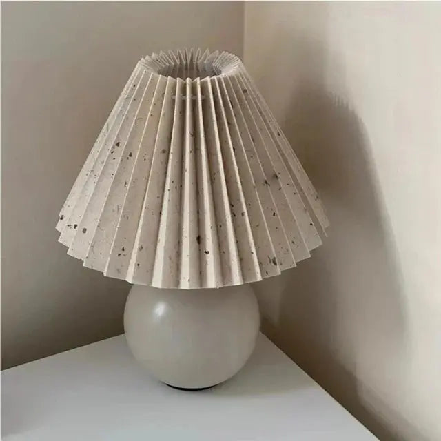 PlisseLuxe - Elegant Bordlampe med Plisseringer for Ditt Hjem Motelys