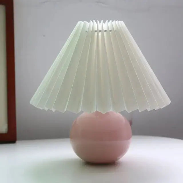PlisseLuxe - Elegant Bordlampe med Plisseringer for Ditt Hjem Motelys