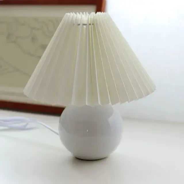 PlisseLuxe - Elegant Bordlampe med Plisseringer for Ditt Hjem Motelys
