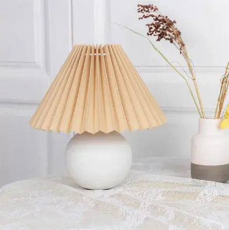 PlisseLuxe - Elegant Bordlampe med Plisseringer for Ditt Hjem Motelys