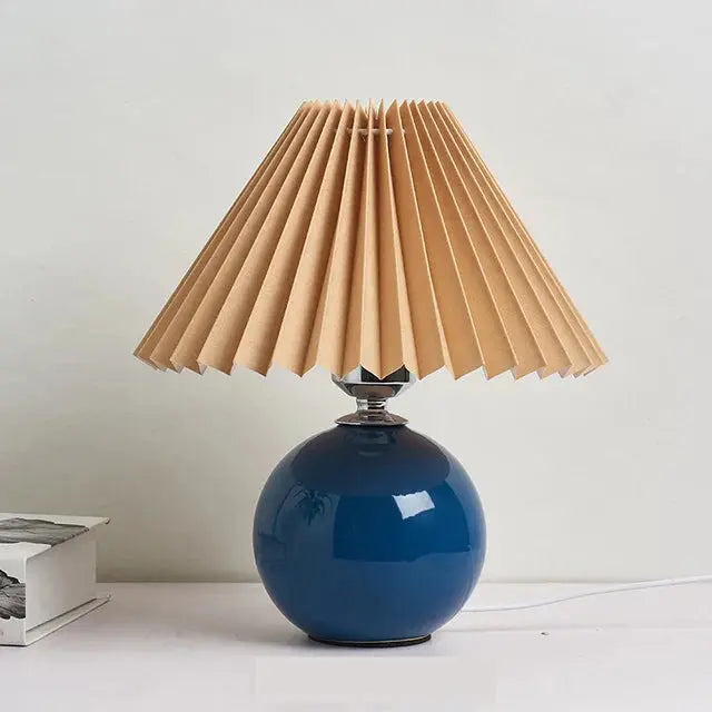 PlisseLuxe - Elegant Bordlampe med Plisseringer for Ditt Hjem Motelys