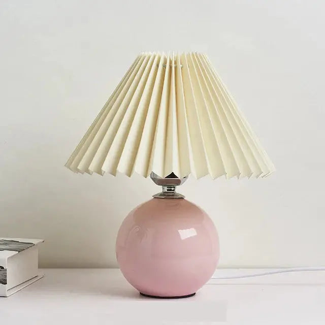 PlisseLuxe - Elegant Bordlampe med Plisseringer for Ditt Hjem Motelys