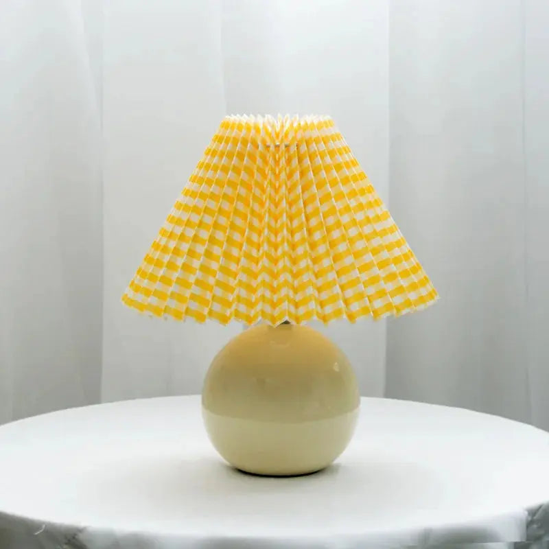PlisseLuxe - Elegant Bordlampe med Plisseringer for Ditt Hjem Motelys