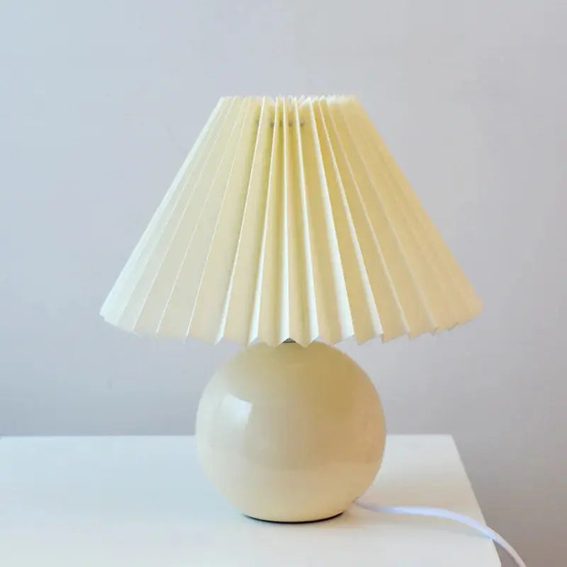 PlisseLuxe - Elegant Bordlampe med Plisseringer for Ditt Hjem Motelys