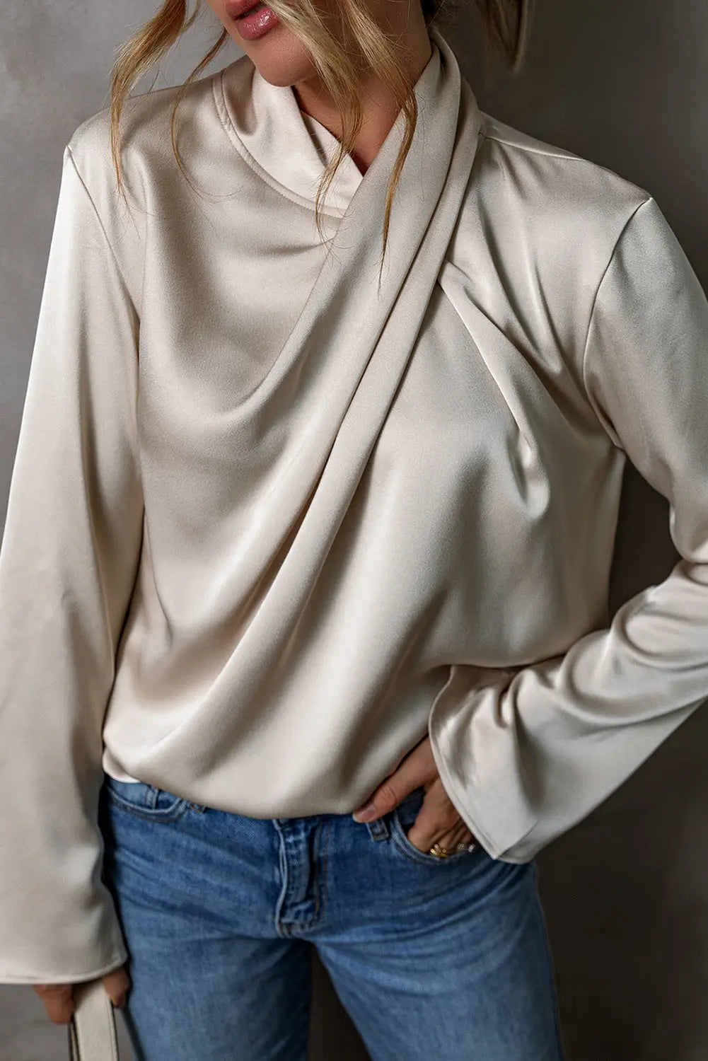 ChicShimmer - Elegant Satengbluse med Kryss Foran for Trendy Look Motelys