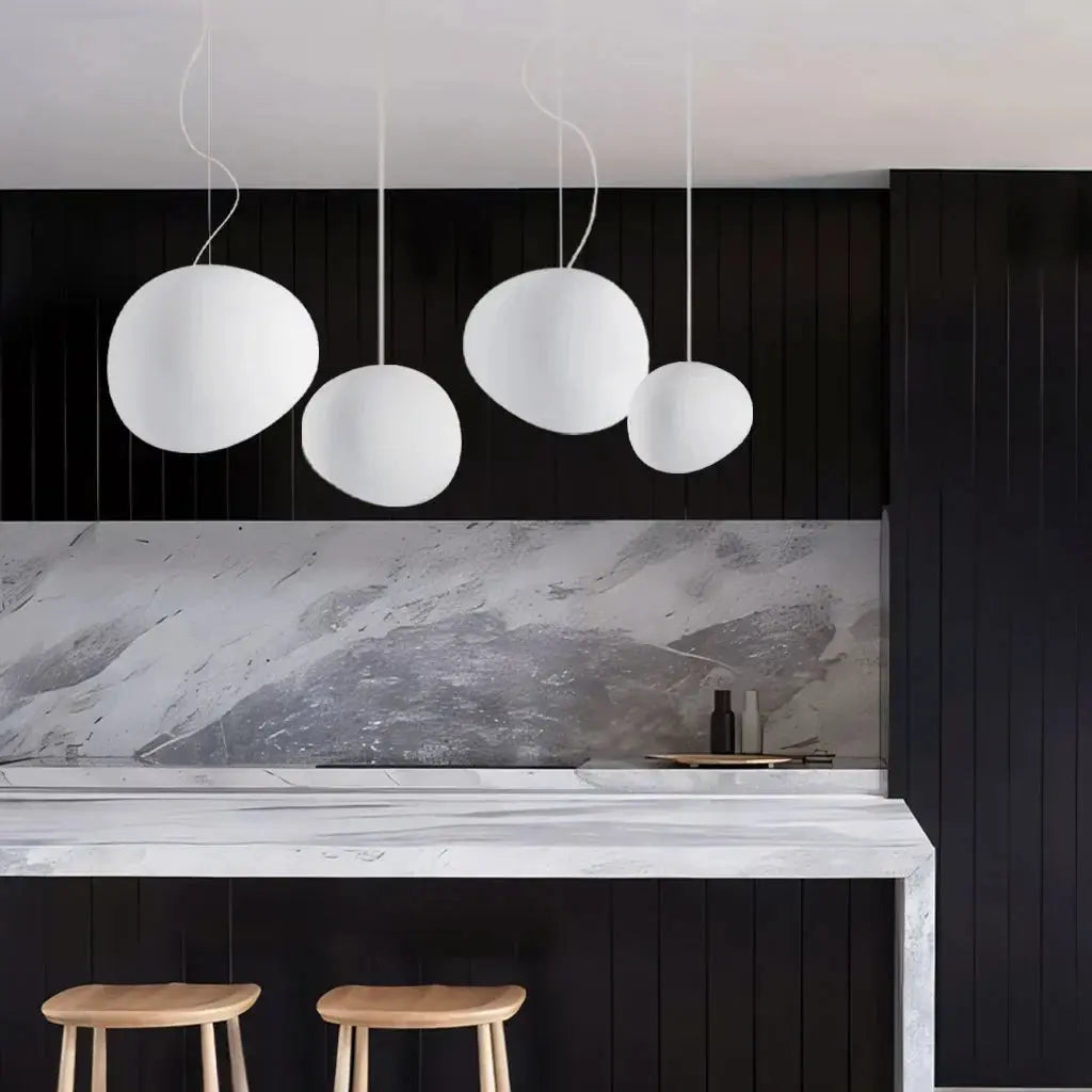 LunaGlow - Stilig Hvit Pebble Pendellampe for Unike Rom Motelys