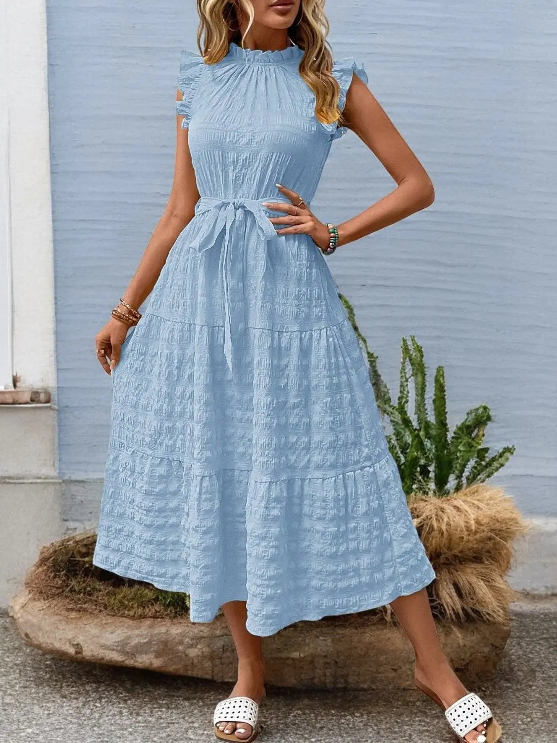 FashionFlow - Elegant Midikjole med Rufsete Ermer og Knytinger Motelys