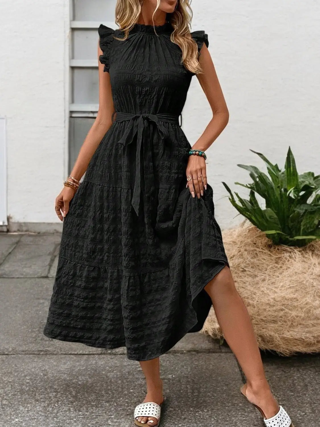 FashionFlow - Elegant Midikjole med Rufsete Ermer og Knytinger Motelys