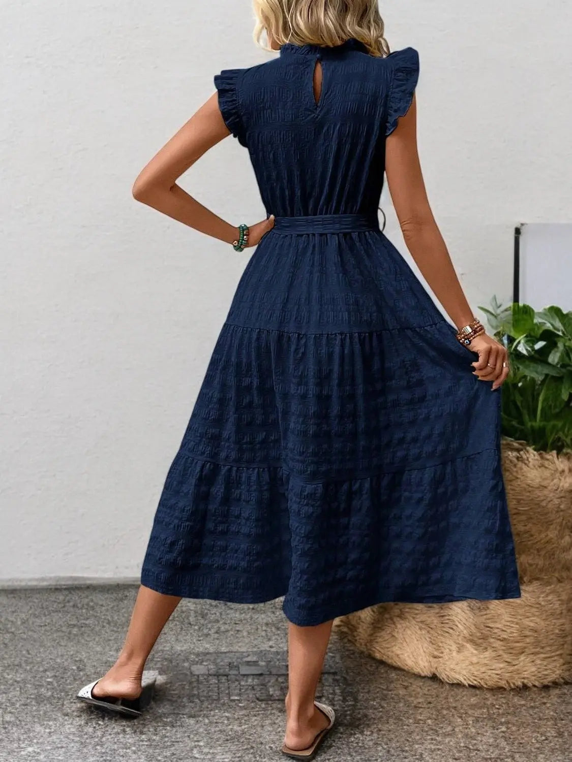 FashionFlow - Elegant Midikjole med Rufsete Ermer og Knytinger Motelys