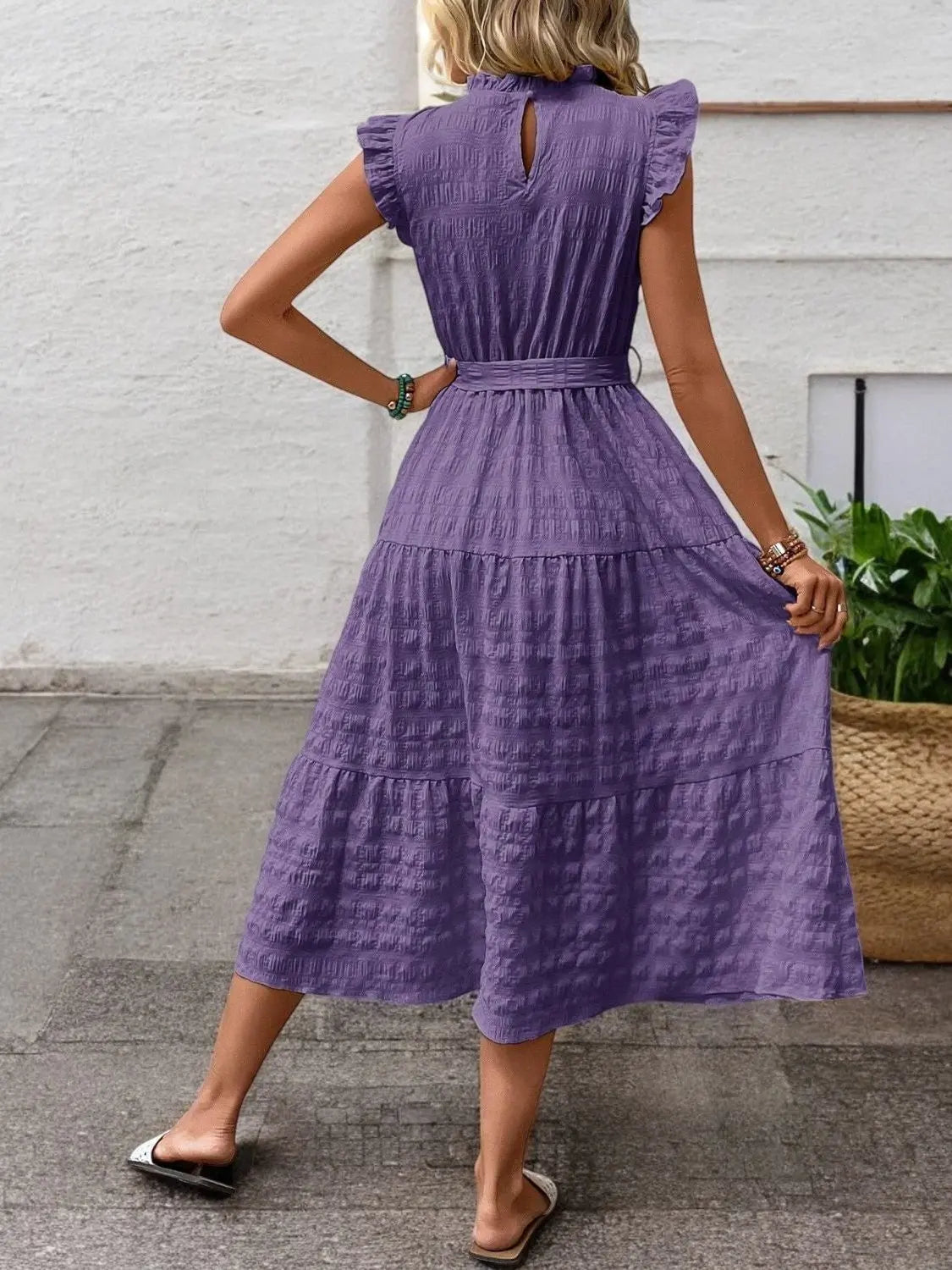 FashionFlow - Elegant Midikjole med Rufsete Ermer og Knytinger Motelys