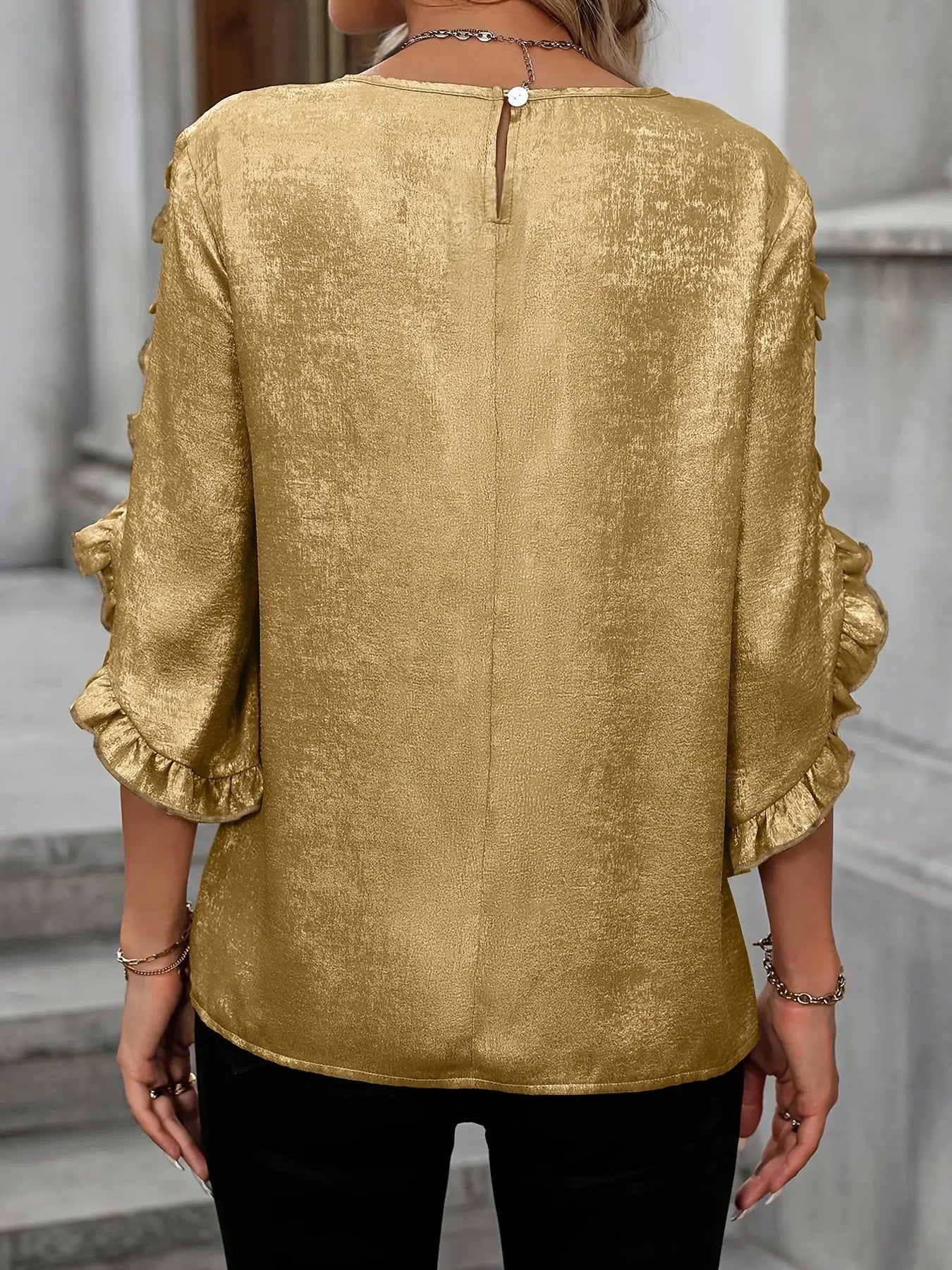 ChicGlimmer - Elegant Halvermet Bluse med Volanger i Gull Motelys