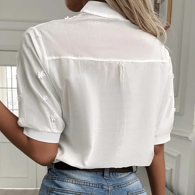 LuxeStyle - Delikat Bluse med Hul V-hals og Blonder for En Sofistikert Look Motelys