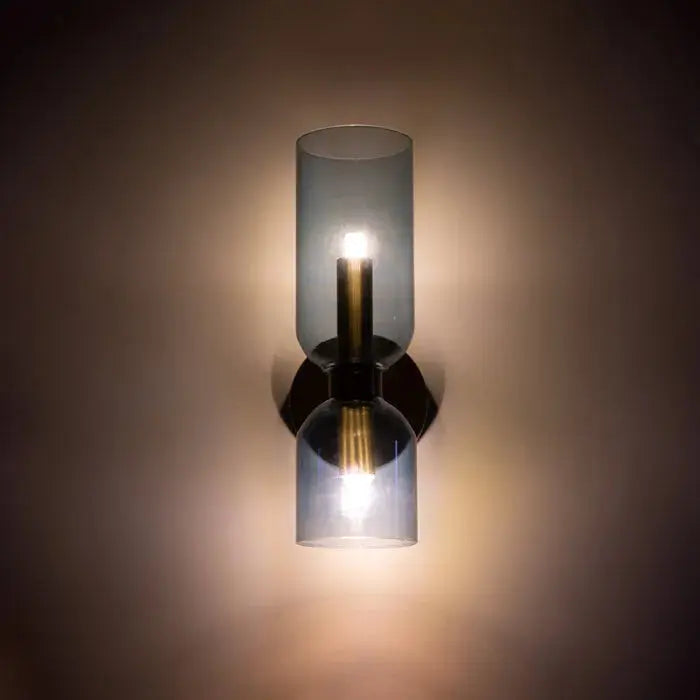 LumoSphere - Stilren Vegglampe med Dobbelt Glasshode for Eleganse Motelys