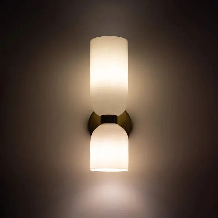 LumoSphere - Stilren Vegglampe med Dobbelt Glasshode for Eleganse Motelys